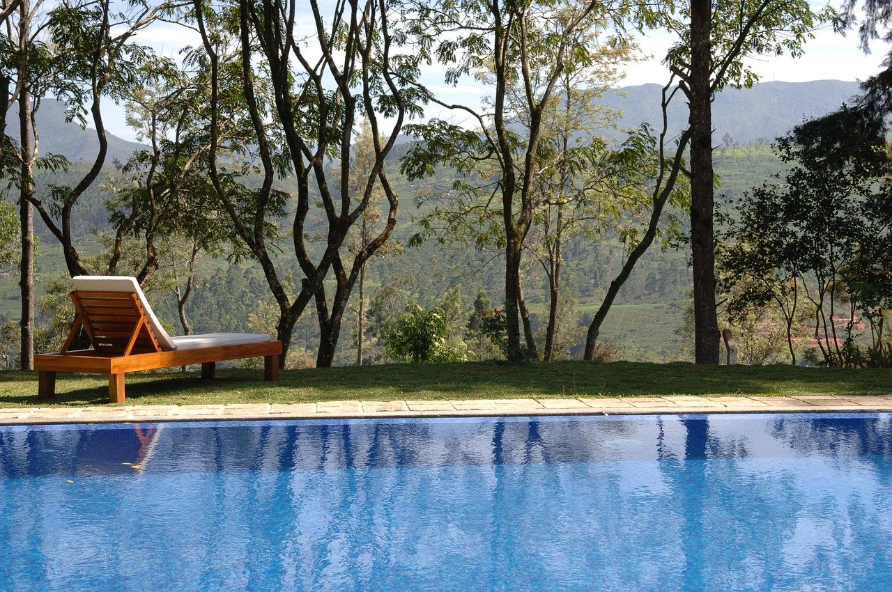 Piscina integrada à natureza e montanhas